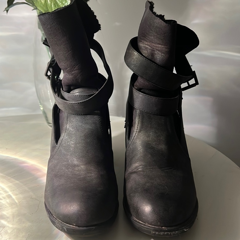 Report size 13 women’s boots with heel.